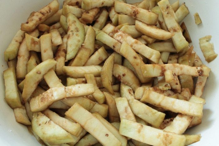 Куриная печень с яблоками и баклажанами