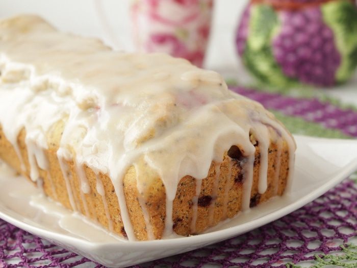 Кекс кукурузный с маком и брусникой