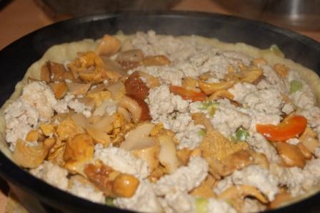 Осенний пирог с лисичками на картофельном тесте