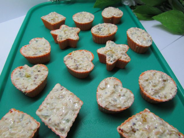 Конфеты из белого шоколада с орешками и цукатами