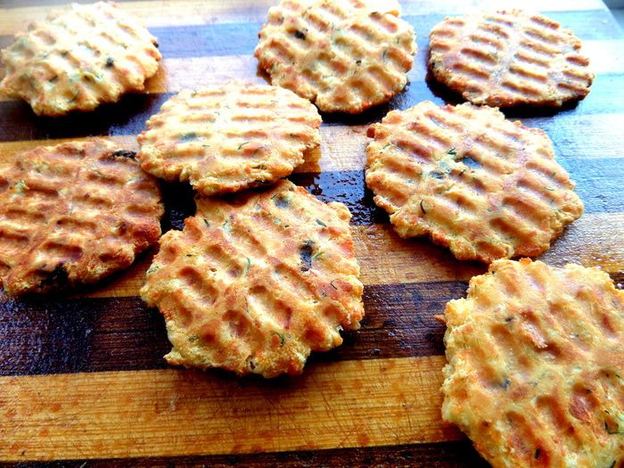 Сырные чипсы на вафельнице