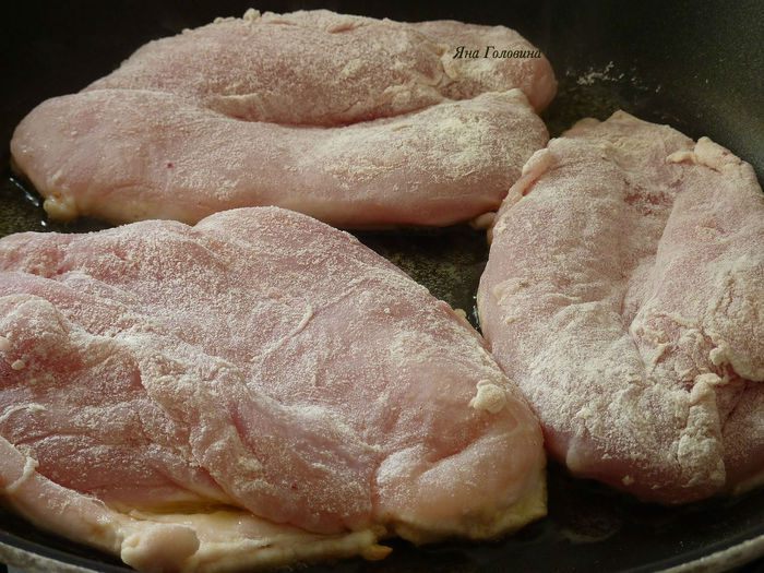 Куриная грудка под грибным соусом