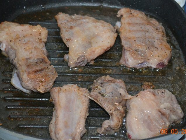 Свиные ребрышки со сливами