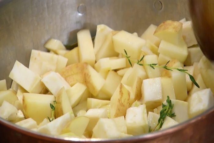 Суп из сельдерея с каштанами и лисичками  