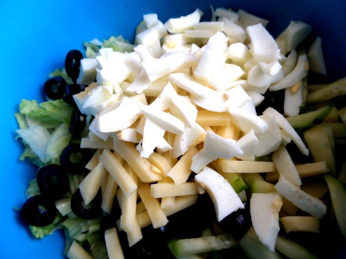 Сырный салат с оливками и авокадо