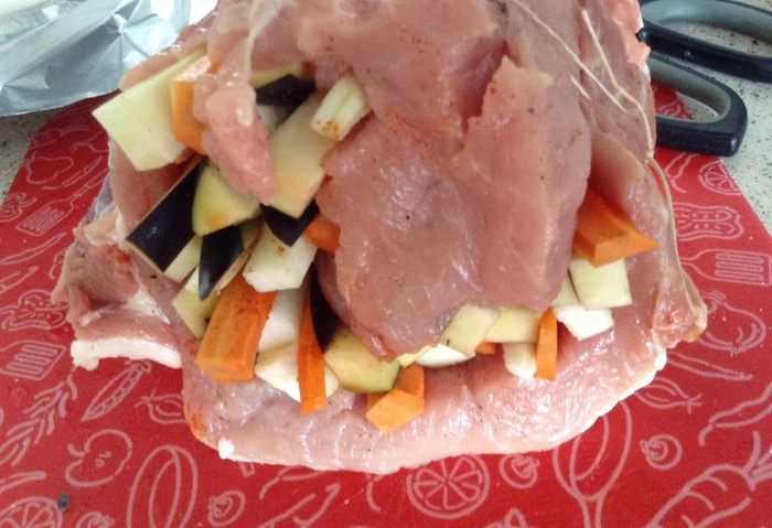 Мясной рулет с овощами
