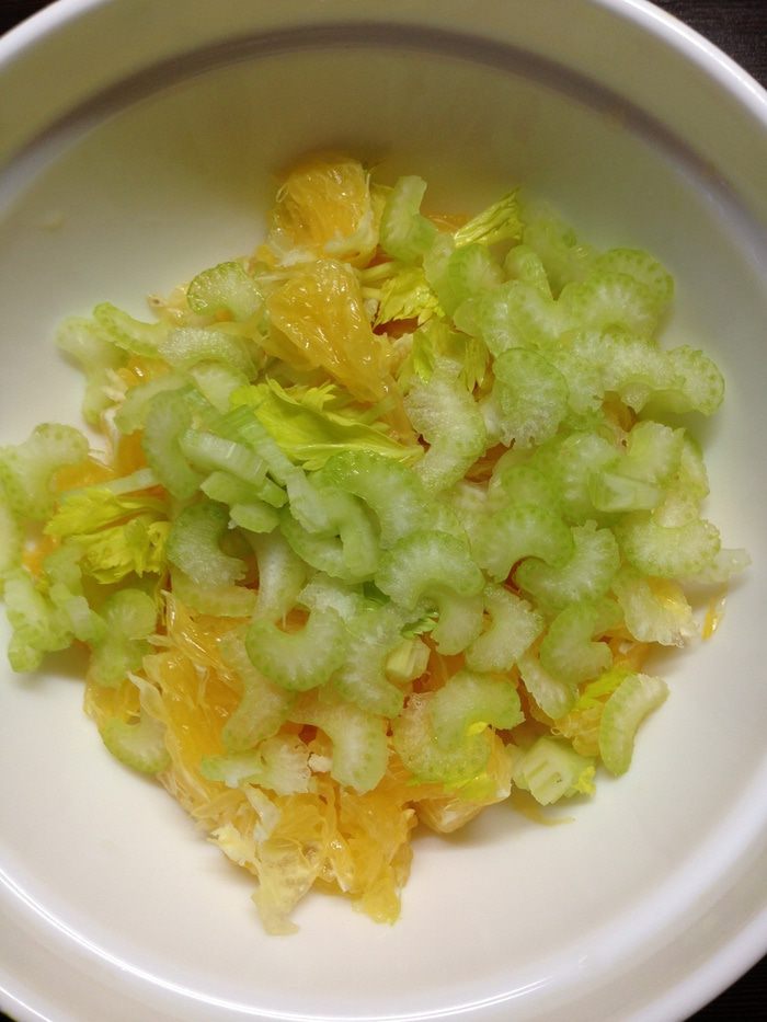 Салат со свеклой, сельдереем и апельсином под заправкой из ряженки