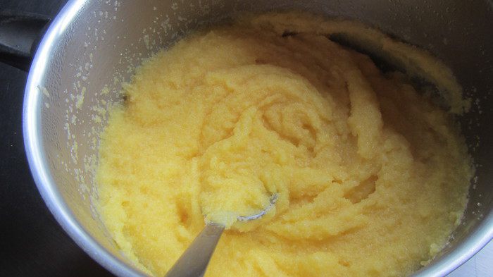 Полента с грибами, свежими травами и пармезаном