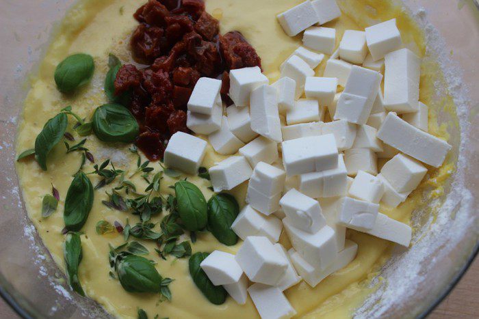 Закусочный кекс с фетаксой и вялеными томатами