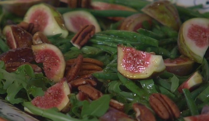 Салат из инжира с фасолью и орехами пекан 