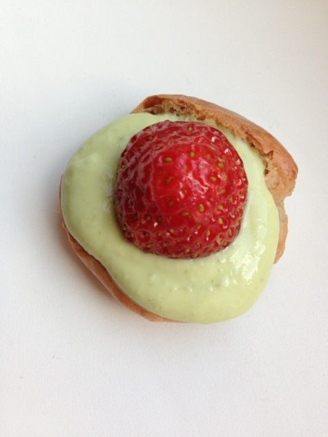 Клубничные профитроли с творожно-базиликовым кремом