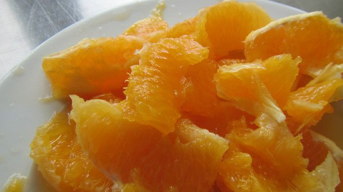 Салат из запеченной свеклы с апельсином, козьим сыром, мятой и фундуком