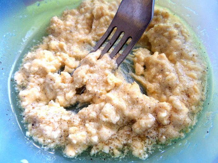 Сырный салат с оливками и авокадо