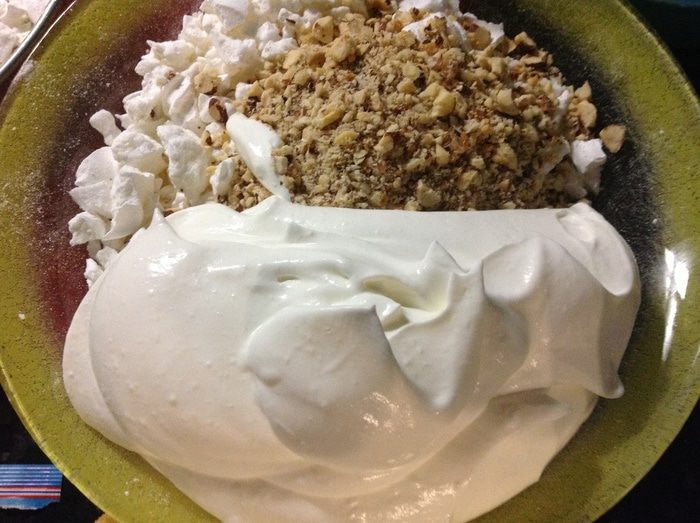 Сливочно-белковый десерт с фундуком