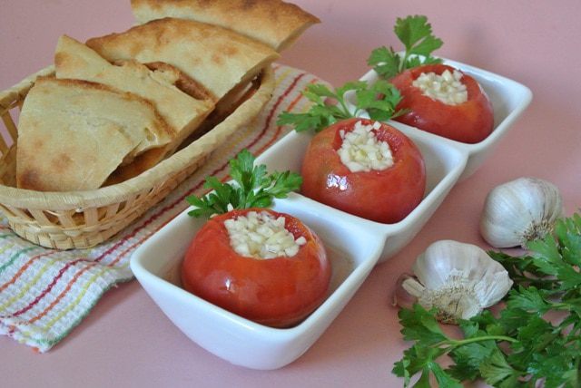 Малосольные помидоры с чесноком
