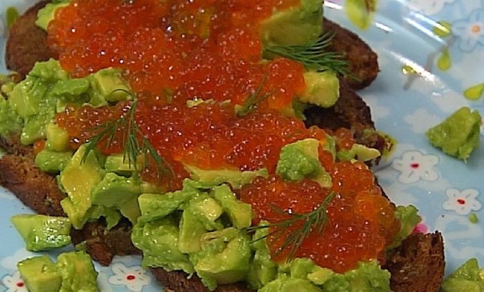 Тосты с авокадо и красной икрой