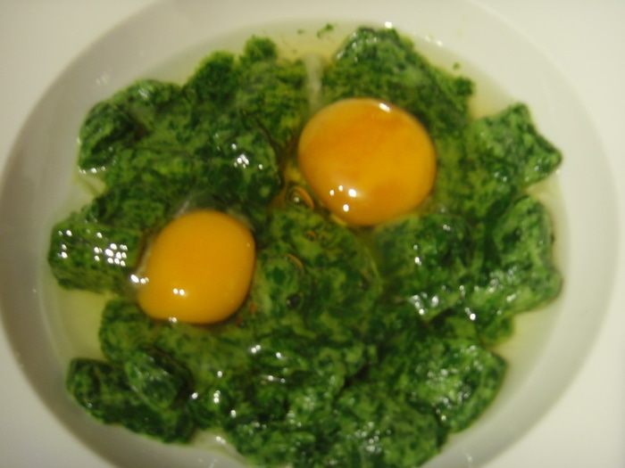 Сырный рулет с лососем и шпинатом