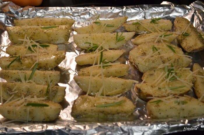 Картофель дольками с пармезаном и розмарином