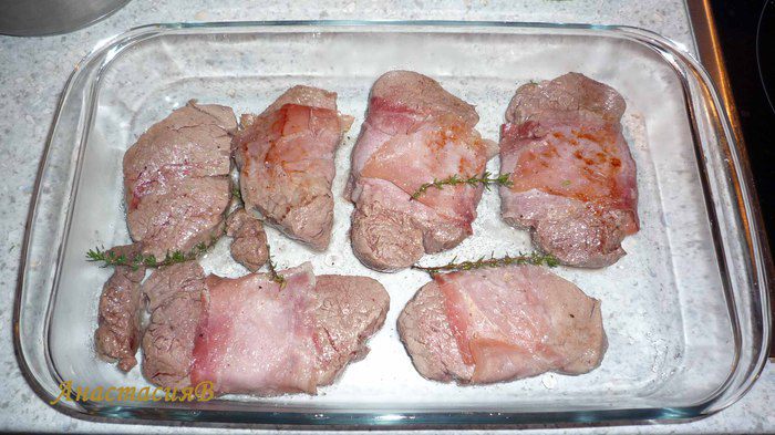 Медальоны из говядины в соусе из Риохи, карамелизированная фасоль и картофельное пюре с трюфелями