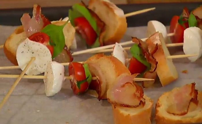 Моцарелла и помидоры на шпажках 