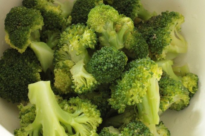 Куриная печень с брокколи и грибами