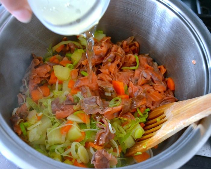 Сливочный чаудер с мидиями и слабосоленой семгой