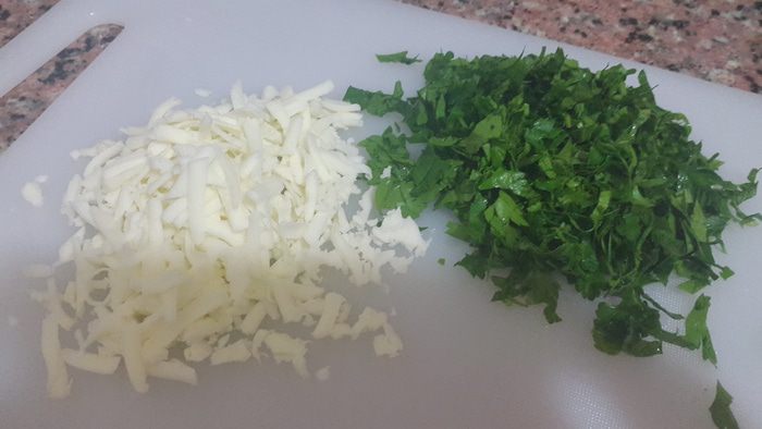 Картофель, запеченный с моцареллой, вялеными томатами и кунжутом