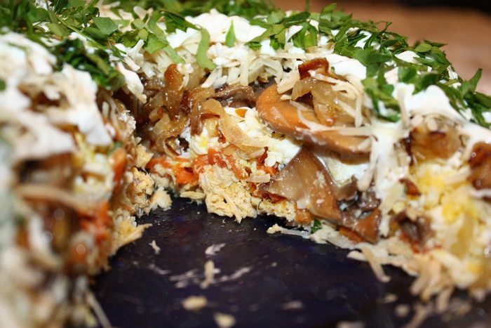 Слоеный салат под сырной шубой