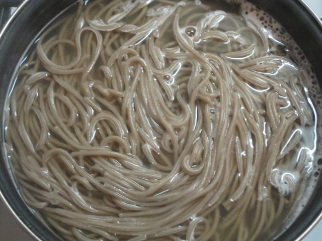 Соба с курицей и овощами