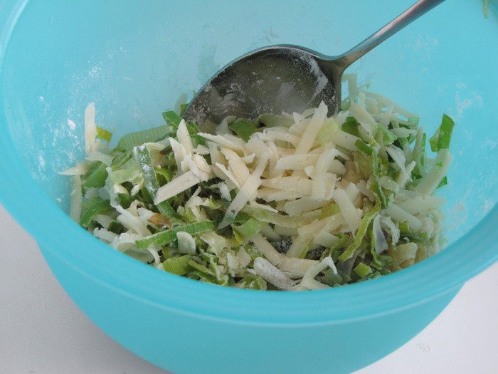 Пирог с луком-пореем и белыми грибами