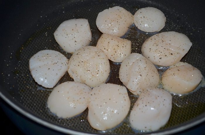 Гребешки с грибами и шпинатом