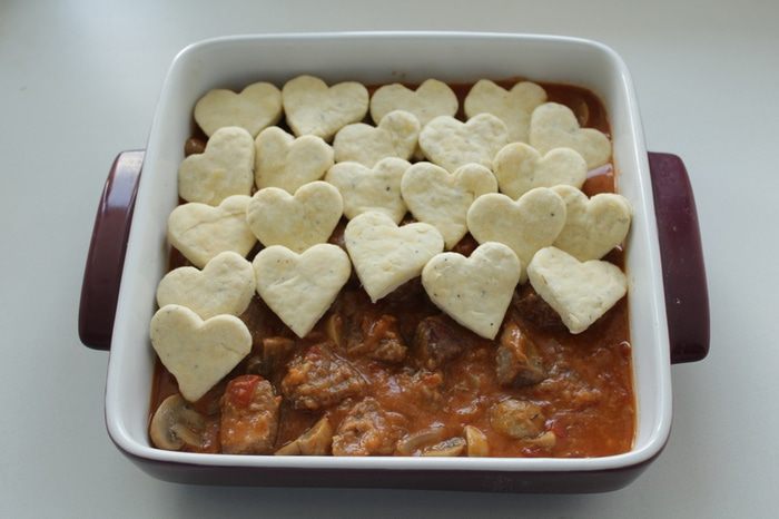 Мясо с грибами и сырными сконами