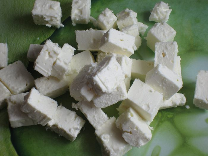 Закусочный кекс с баклажанами, сыром фета и песто