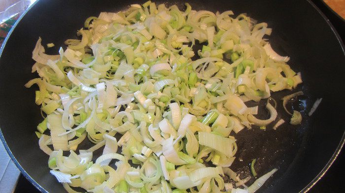 Ризотто с луком-пореем и помидорами