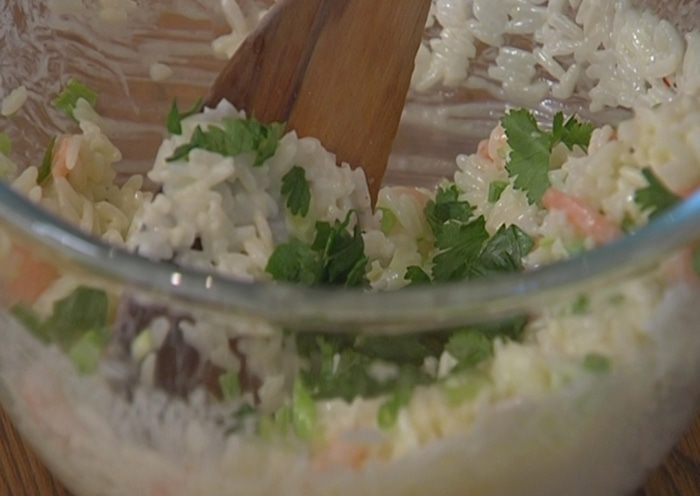 Восточный рисовый салат с креветками 