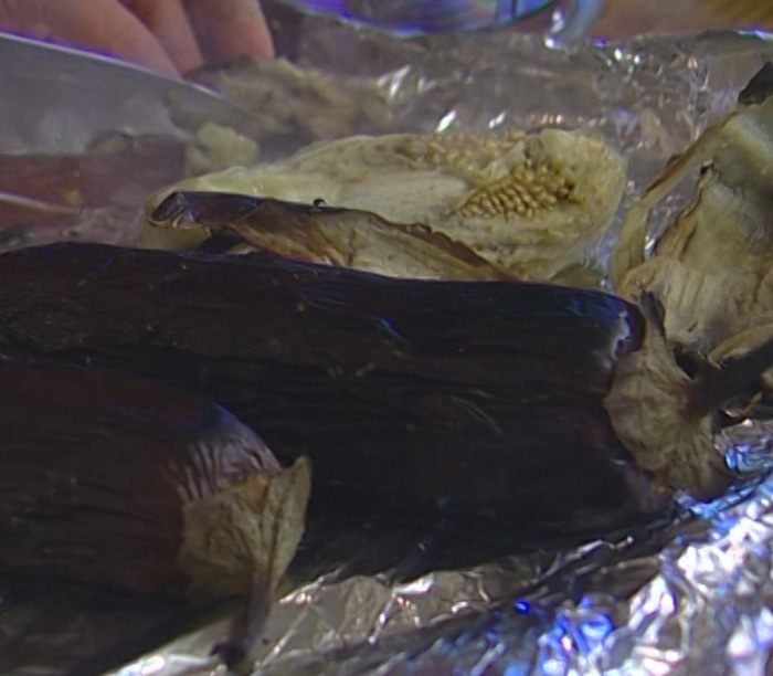 Бараньи ребрышки с баклажанным пюре и помидорами