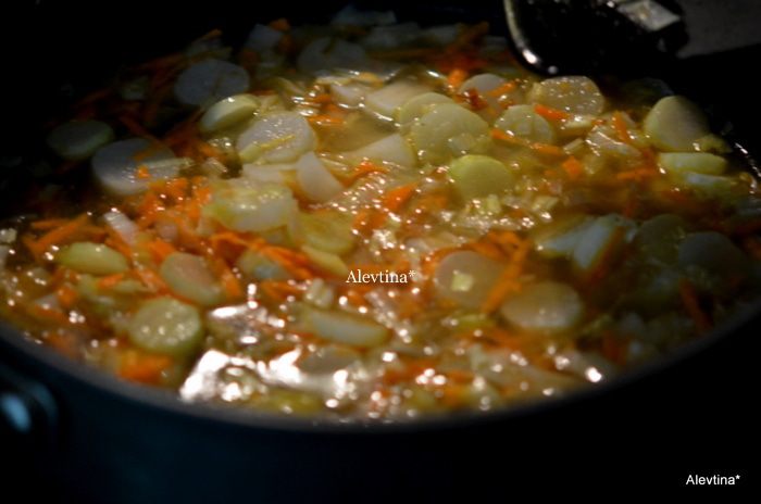 Суп с луком-пореем и авокадо