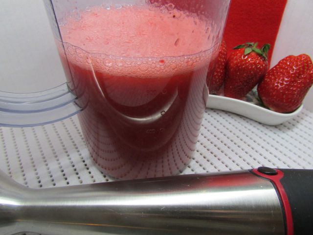 Клубнично-лимонный холодный суп с нежными клецками