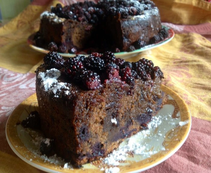 Кофейный кекс с черникой, ежевикой и кардамоном