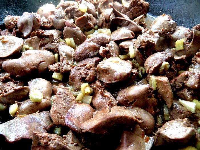 Печень в горшочке в сметанно-томатном соусе с овощами