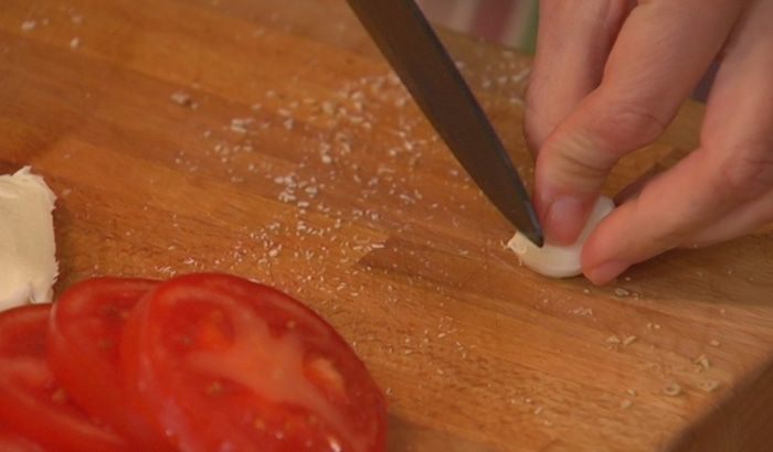 Гренки с баклажанами и моцареллой 