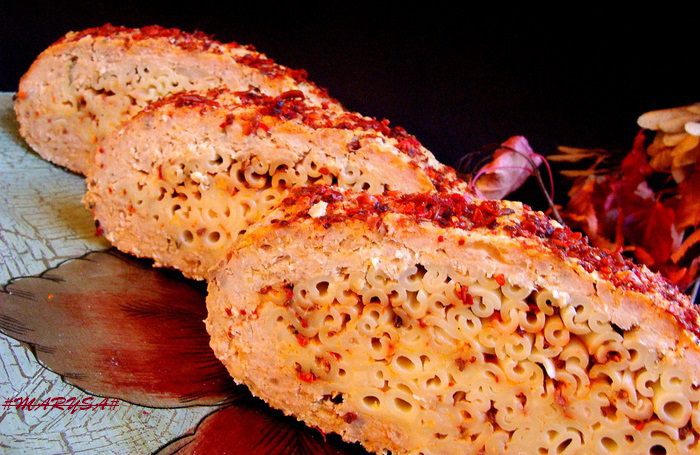 Мясной рулет с маккерончини, сыром и паприкой 