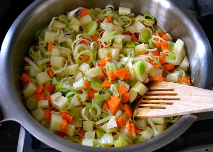 Сливочный чаудер с мидиями и слабосоленой семгой