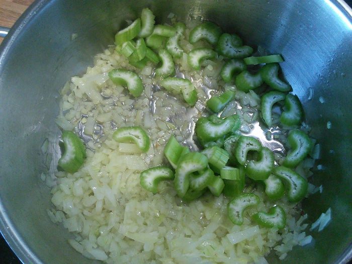 Суп с копчёными колбасками и зелёной капустой 