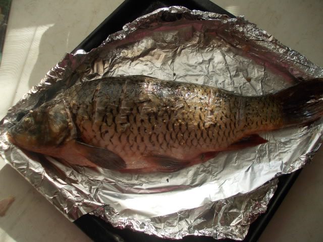 Карп с овощами и чесночным маслом