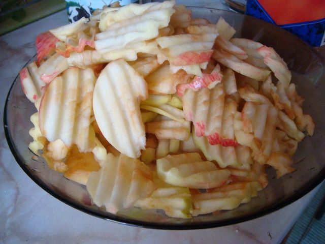 Шарлотка с яблоками и изюмом