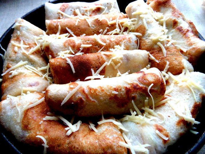 Дрожжевые блины с луково-сырной начинкой