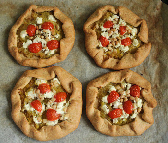 Мини-галеты из цельнозерновой муки с луком-пореем, козьим сыром и кедровыми орехами