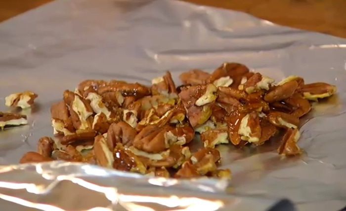 Салат с пекорино и орехами пекан