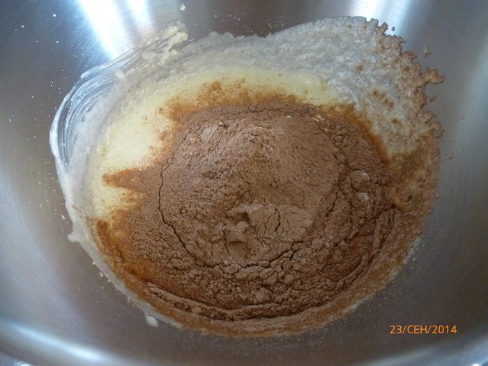 Шоколадный пирог со сливами и штрейзелем